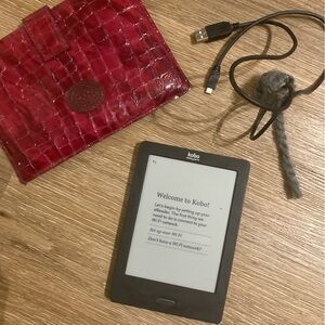 Kobo E-Reader Touch with Quilt design, cable and Roots travel case